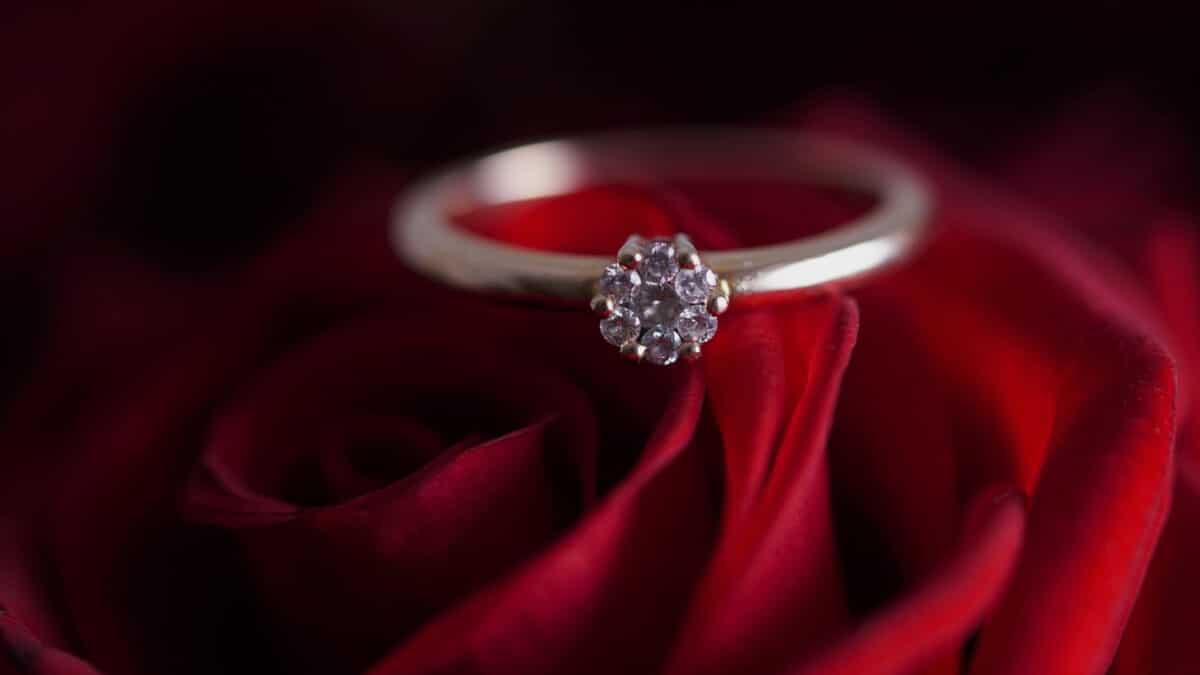 Astuces pour trouver une bague de fiançailles tendance