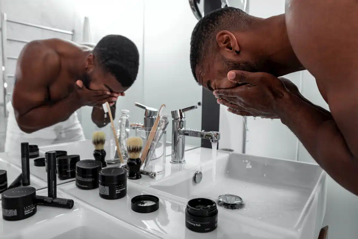 un homme dans sa salle de bain