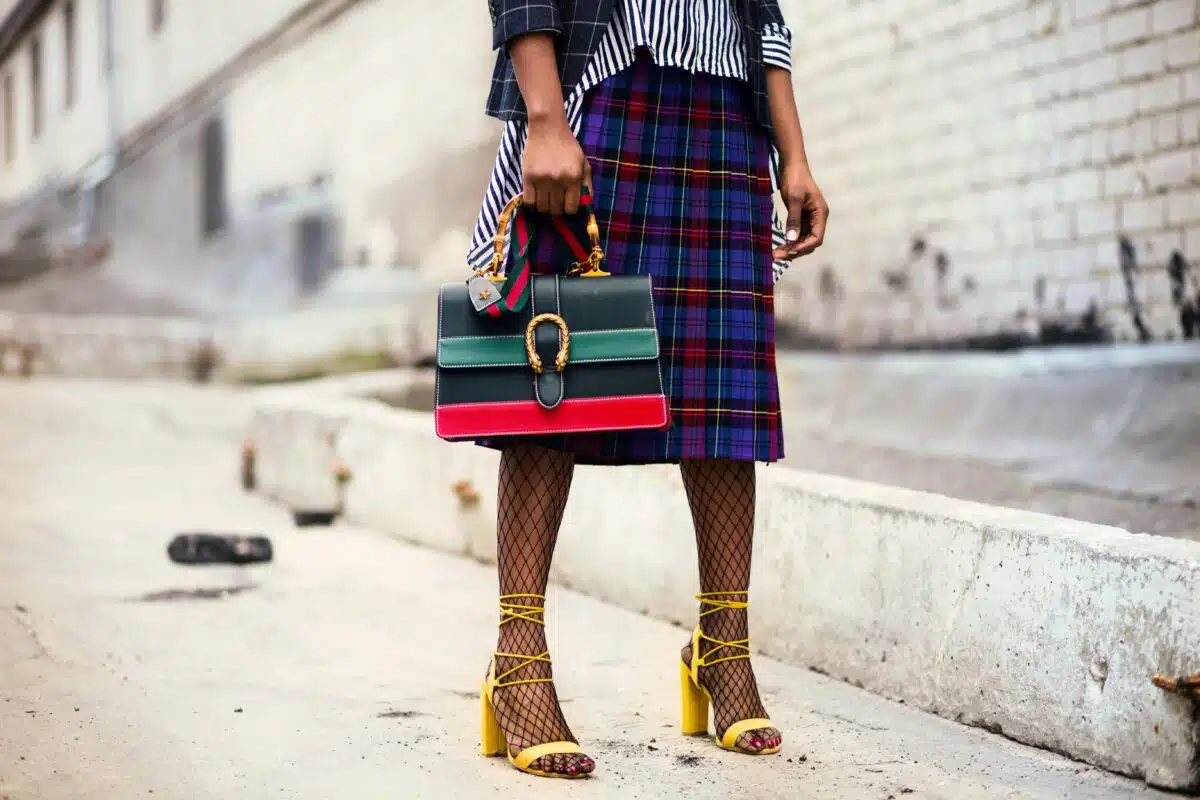 une femme avec un grand sac à main